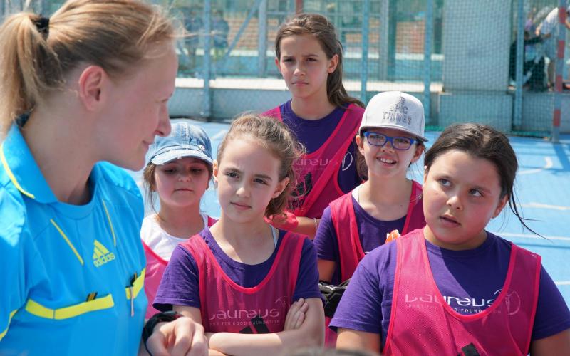 Schiedsrichterin klärt 5 Mädchen über die Regeln auf